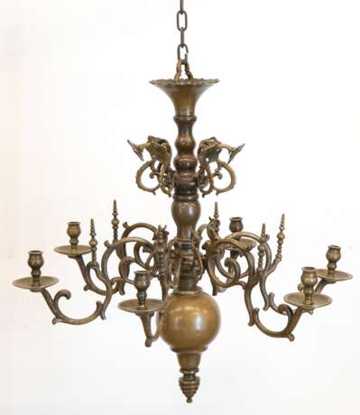 Kronleuchter, Mitte 19. Jh., Bronze, Balusterschaft mit 6 eingehängten, reich verzierten Volutenarmen mit Kerzentülle, darüber 6 kleine eingehängte Zierarme mit plastischen Blüten, 2 Zierelemente fehlen, Dm. ca. 65 cm, … - photo 1