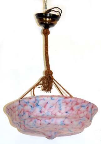 Art Deco-Deckenlampe, 1920er Jahre, 1-flammig, runder Glasschirm mit rosa und blauen Einschmelzungen, H. 60 cm, Dm. 40 cm - photo 1 Art Deco-Deckenlampe, 1920er Jahre, 1-flammig, runder Glasschirm mit rosa und blauen Einschmelzungen, H. 60 cm, Dm. 40 cm - photo 1