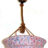 Art Deco-Deckenlampe, 1920er Jahre, 1-flammig, runder Glasschirm mit rosa und blauen Einschmelzungen, H. 60 cm, Dm. 40 cm - photo 1