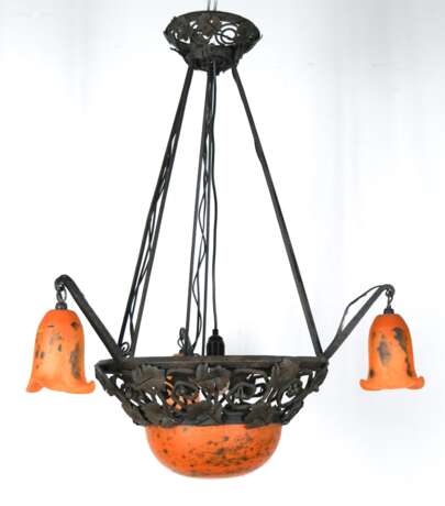 Jugendstil-Deckenleuchter, Frankreich, Schmiedeeisen, Blatt- und Spiralverzierungen, halbrunder, oranger Glasschirm mit Pulvereinschmelzungen, 3 Schirme in Glockenblumenform, alle Schirme signiert, 4-flammig, H. 95 cm, D… - photo 1