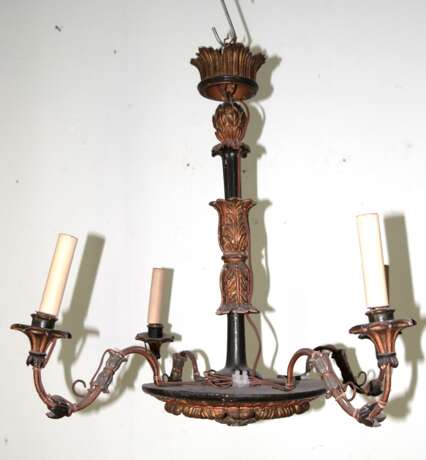 Deckenlampe, um 1820, Holz, geschnitzt und gefaßt, 4-flammig, elektrifiziert, H. ca. 62 cm, Dm. ca. 70 cm - photo 1 Deckenlampe, um 1820, Holz, geschnitzt und gefaßt, 4-flammig, elektrifiziert, H. ca. 62 cm, Dm. ca. 70 cm - photo 1