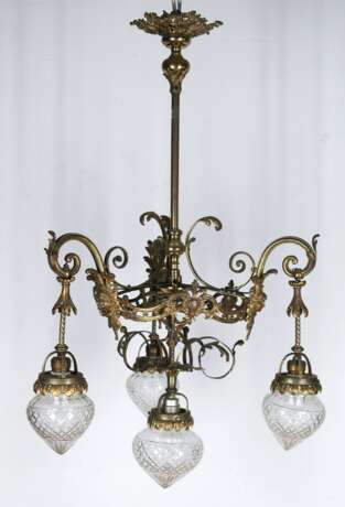 Deckenlampe, Bronze, 3 geschwungene Leuchterarme, reiche Blatt- und Maskaronverzierungen, funktionstüchtig, Glasschirme ergänzt, 4-flammig, H. 53 cm, Dm. 60 cm - photo 1 Deckenlampe, Bronze, 3 geschwungene Leuchterarme, reiche Blatt- und Maskaronverzierungen, funktionstüchtig, Glasschirme ergänzt, 4-flammig, H. 53 cm, Dm. 60 cm - photo 1