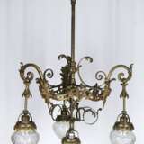 Deckenlampe, Bronze, 3 geschwungene Leuchterarme, reiche Blatt- und Maskaronverzierungen, funktionstüchtig, Glasschirme ergänzt, 4-flammig, H. 53 cm, Dm. 60 cm - фото 1