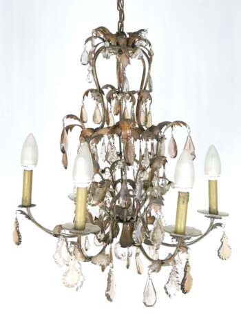 Deckenleuchter, Metall, Blattverzierungen, mit Prismenbehang, 6-flammig, H. 75 cm, Dm. 61 cm - photo 1 Deckenleuchter, Metall, Blattverzierungen, mit Prismenbehang, 6-flammig, H. 75 cm, Dm. 61 cm - photo 1