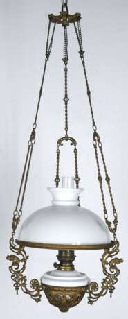 Petroleum-Hängelampe, um 1880, Messing, an Ketten und Stäben hängende reich verzierte Halterung für Schirm und Petroleumbehälter, komplett, H. 110 cm, Dm. 36 cm - photo 1 Petroleum-Hängelampe, um 1880, Messing, an Ketten und Stäben hängende reich verzierte Halterung für Schirm und Petroleumbehälter, komplett, H. 110 cm, Dm. 36 cm - photo 1