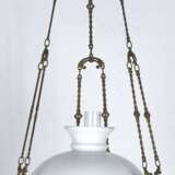 Petroleum-Hängelampe, um 1880, Messing, an Ketten und Stäben hängende reich verzierte Halterung für Schirm und Petroleumbehälter, komplett, H. 110 cm, Dm. 36 cm - photo 1