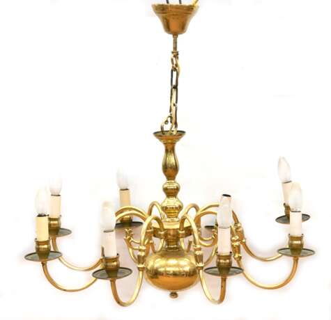 Messing-Krone, an gegliedertem Schaft mit Kugelabschluß 8 geschweifte Arme, H. ca. 72 cm, Dm. 78 cm - photo 1 Messing-Krone, an gegliedertem Schaft mit Kugelabschluß 8 geschweifte Arme, H. ca. 72 cm, Dm. 78 cm - photo 1