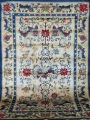 Teppich, Vollseide, hellgrundig, floral gemustert und Drachenmotive, Fransen unterschiedlich lang, 240x150 cm