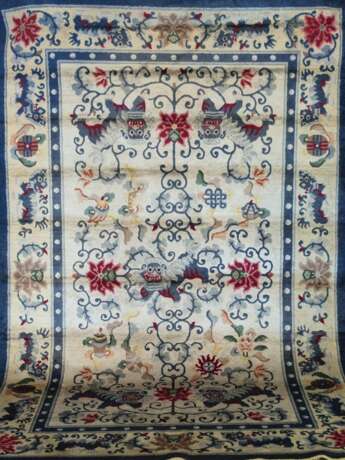 Teppich, Vollseide, hellgrundig, floral gemustert und Drachenmotive, Fransen unterschiedlich lang, 240x150 cm - photo 1