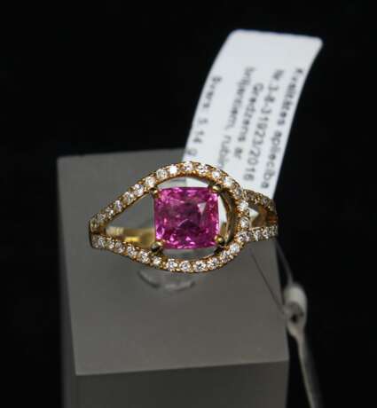 White gold ring with diamonds and ruby Gold Other style 21th century - photo 3 White gold ring with diamonds and ruby Gold Other style 21th century - photo 3