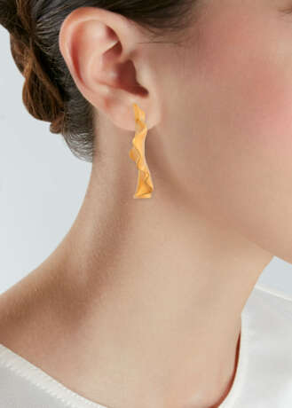 JAR GROUP OF ALUMINIUM 'LILY PADS' EARRINGS - photo 2