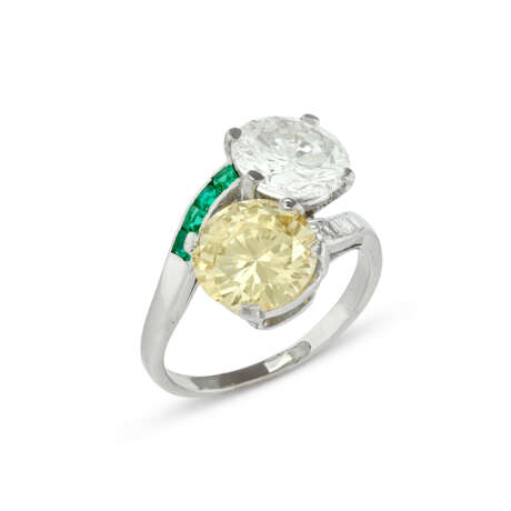 COLOURED DIAMOND, DIAMOND AND EMERALD 'TOI ET MOI' RING, ATTRIBUTED TO CARTIER - photo 1