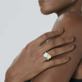 COLOURED DIAMOND, DIAMOND AND EMERALD 'TOI ET MOI' RING, ATTRIBUTED TO CARTIER - photo 2