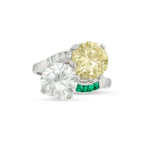 COLOURED DIAMOND, DIAMOND AND EMERALD 'TOI ET MOI' RING, ATTRIBUTED TO CARTIER - photo 3