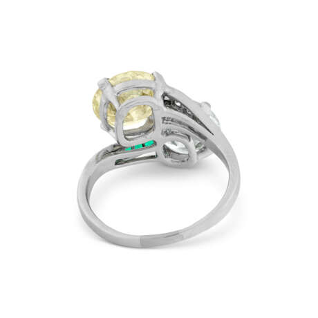 COLOURED DIAMOND, DIAMOND AND EMERALD 'TOI ET MOI' RING, ATTRIBUTED TO CARTIER - photo 4