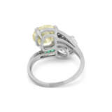 COLOURED DIAMOND, DIAMOND AND EMERALD 'TOI ET MOI' RING, ATTRIBUTED TO CARTIER - photo 4