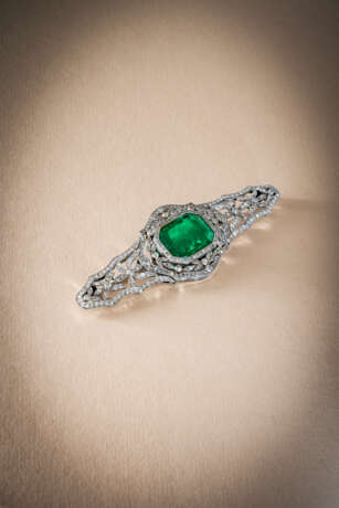 BELLE-ÉPOQUE EMERALD AND DIAMOND BROOCH - photo 1 BELLE-ÉPOQUE EMERALD AND DIAMOND BROOCH - photo 1