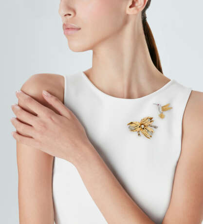 GROUP OF TWO DIAMOND, RUBY AND GOLD BROOCHES - photo 2