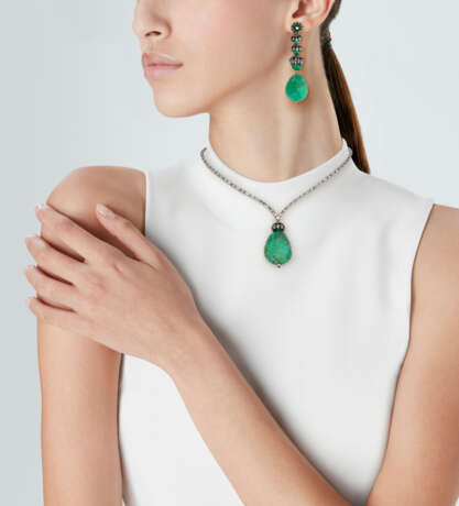 SET OF CARVED EMERALD, DIAMOND AND SAPPHIRE JEWELLERY - photo 2 SET OF CARVED EMERALD, DIAMOND AND SAPPHIRE JEWELLERY - photo 2