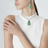 SET OF CARVED EMERALD, DIAMOND AND SAPPHIRE JEWELLERY - photo 2