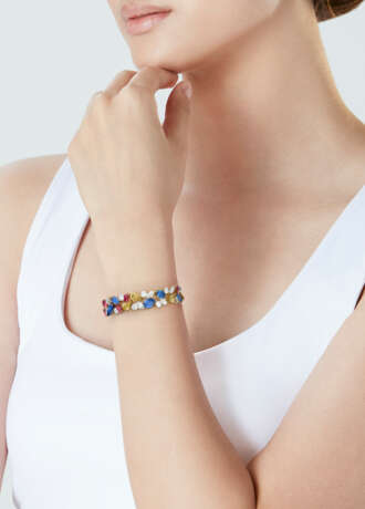 COLOURED SAPPHIRE, SAPPHIRE AND DIAMOND BRACELET - photo 2 COLOURED SAPPHIRE, SAPPHIRE AND DIAMOND BRACELET - photo 2