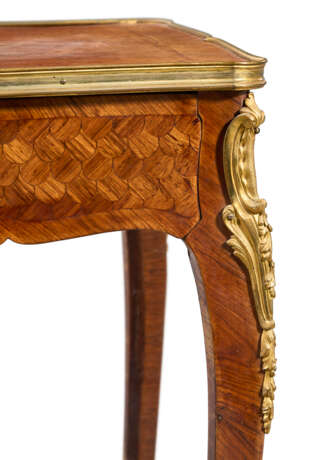 A LOUIS XV ORMOLU-MOUNTED TULIPWOOD, PARQUETRY AND MARQUETRY TABLE A ECRIRE - photo 4 A LOUIS XV ORMOLU-MOUNTED TULIPWOOD, PARQUETRY AND MARQUETRY TABLE A ECRIRE - photo 4