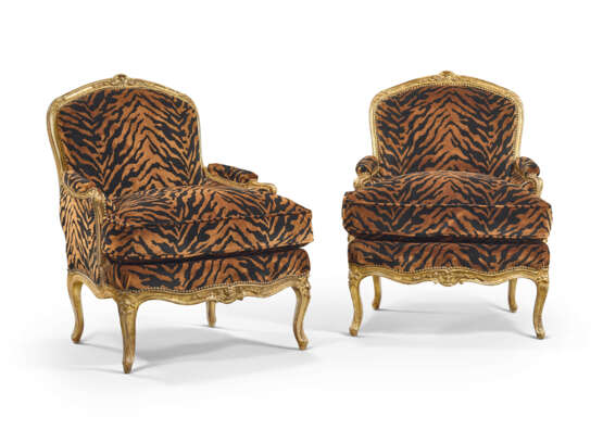 A PAIR OF LOUIS XV GILTWOOD BERGERES - photo 1 A PAIR OF LOUIS XV GILTWOOD BERGERES - photo 1