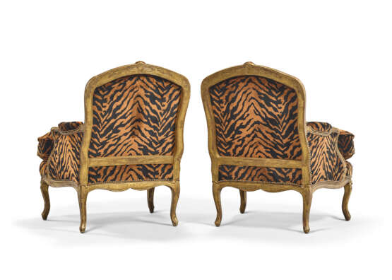 A PAIR OF LOUIS XV GILTWOOD BERGERES - photo 2 A PAIR OF LOUIS XV GILTWOOD BERGERES - photo 2
