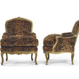 A PAIR OF LOUIS XV GILTWOOD BERGERES - photo 3
