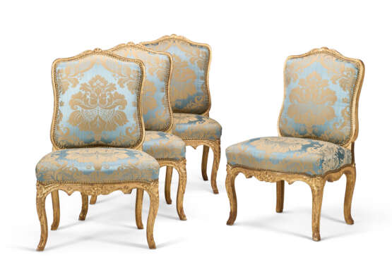 A SET OF FOUR LOUIS XV GILTWOOD CHAISES - фото 1