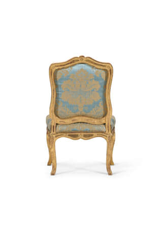 A SET OF FOUR LOUIS XV GILTWOOD CHAISES - фото 5