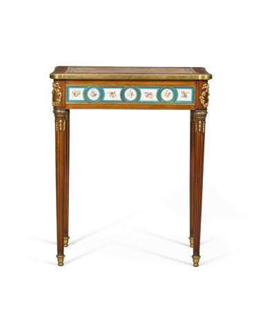 A FRENCH ORMOLU AND PORCELAIN-MOUNTED MAHOGANY WRITING DESK - фото 2