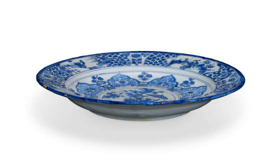 A VERY LARGE DUTCH DELFT BLUE AND WHITE CHINOISERIE CHARGER - Foto 3 A VERY LARGE DUTCH DELFT BLUE AND WHITE CHINOISERIE CHARGER - Foto 3