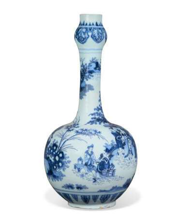 A LARGE DUTCH DELFT BLUE AND WHITE BOTTLE VASE - photo 4