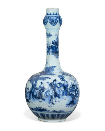 A LARGE DUTCH DELFT BLUE AND WHITE BOTTLE VASE - photo 5