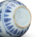 A LARGE DUTCH DELFT BLUE AND WHITE BOTTLE VASE - photo 6