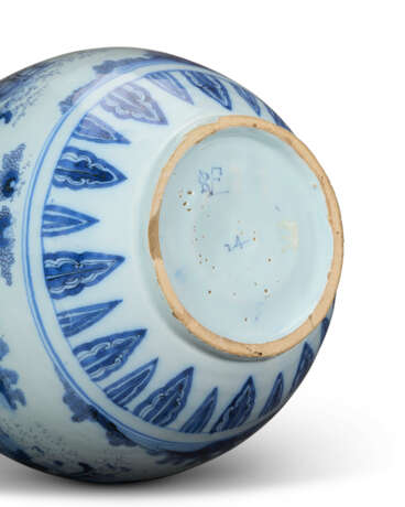 A LARGE DUTCH DELFT BLUE AND WHITE BOTTLE VASE - photo 6