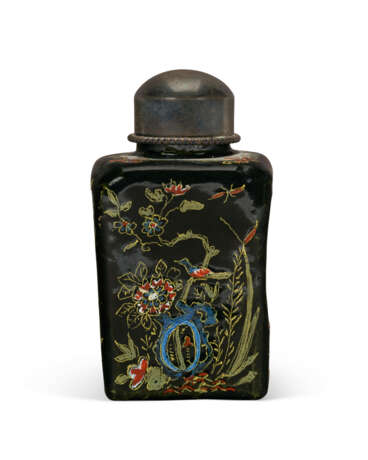 A DUTCH ‘DELFT NOIR’ RECTANGULAR CHINOISERIE TEACADDY AND A SILVER COVER - photo 3