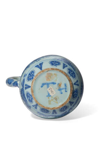 A SILVER-MOUNTED DUTCH DELFT BLUE AND WHITE EWER - photo 5