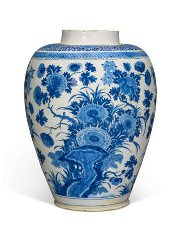 A VERY LARGE DUTCH DELFT BLUE AND WHITE OVOID JAR - photo 1