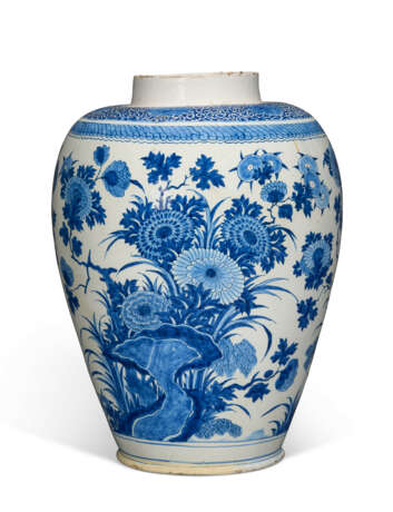 A VERY LARGE DUTCH DELFT BLUE AND WHITE OVOID JAR - photo 3