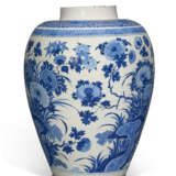 A VERY LARGE DUTCH DELFT BLUE AND WHITE OVOID JAR - photo 4