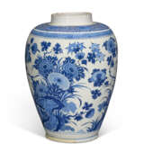A VERY LARGE DUTCH DELFT BLUE AND WHITE OVOID JAR - photo 5