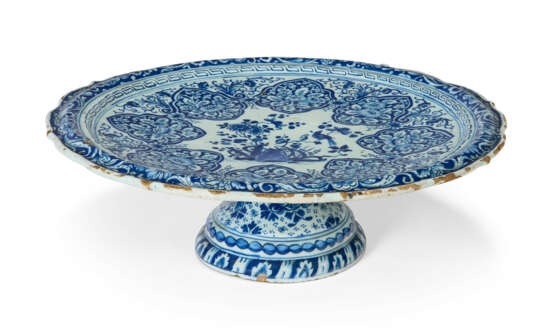 A DUTCH DELFT BLUE & WHITE TAZZA - photo 1