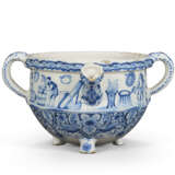A DUTCH DELFT BLUE AND WHITE TWO-HANDLED CREAM-BOWL - Foto 2