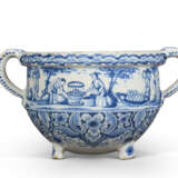 A DUTCH DELFT BLUE AND WHITE TWO-HANDLED CREAM-BOWL - Foto 4