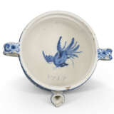 A DUTCH DELFT BLUE AND WHITE TWO-HANDLED CREAM-BOWL - Foto 6