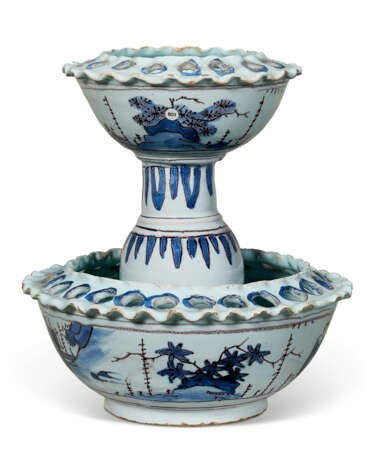 A NORTH EUROPEAN BLUE AND WHITE TIERED PIERCED CENTERPIECE OR 'TULIP VASE' - Foto 3