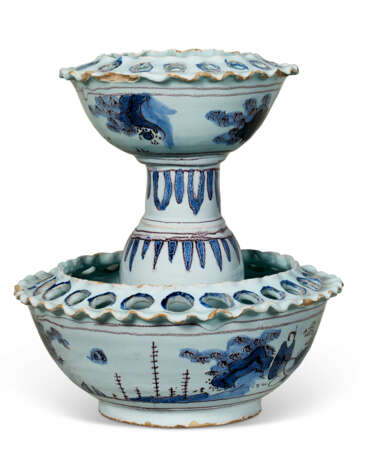 A NORTH EUROPEAN BLUE AND WHITE TIERED PIERCED CENTERPIECE OR 'TULIP VASE' - Foto 5