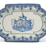 A DUTCH DELFT BLUE AND WHITE ARMORIAL SHAPED PLATTER - Foto 1